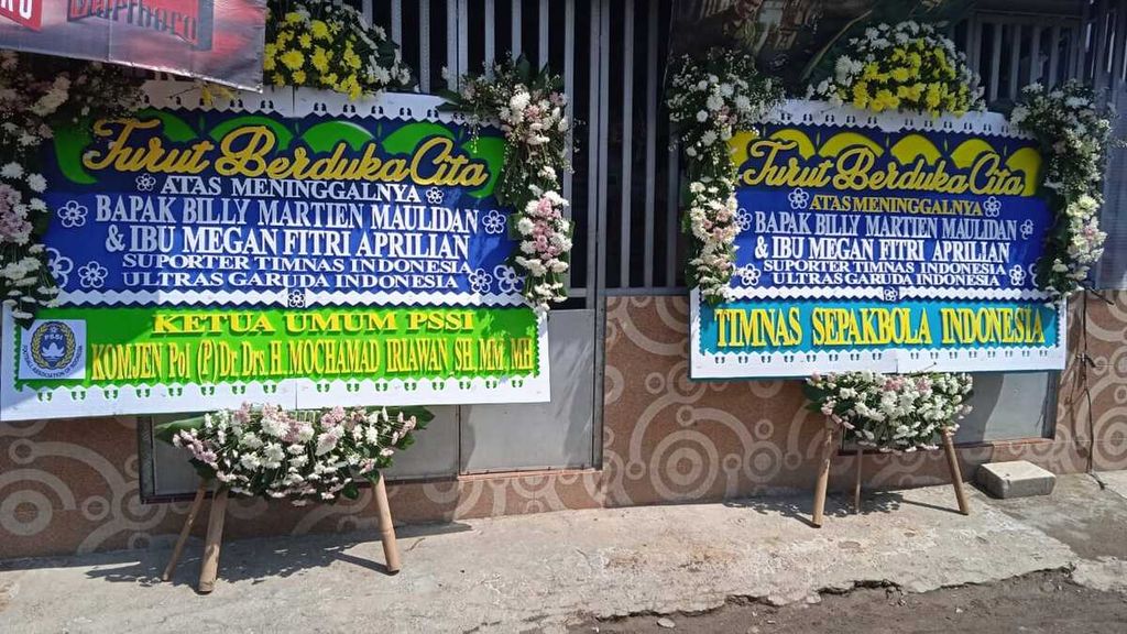 Karangan bunga berjejer di dekat rumah keluarga Billy Marten Maulidan (30) di Desa Eretan Wetan, Kabupaten Indramayu, Jawa Barat, Selasa (12/7/2022). Billy merupakan salah satu dari empat korban meninggal dalam kecelakaan di Pamanukan, Kabupaten Subang. 