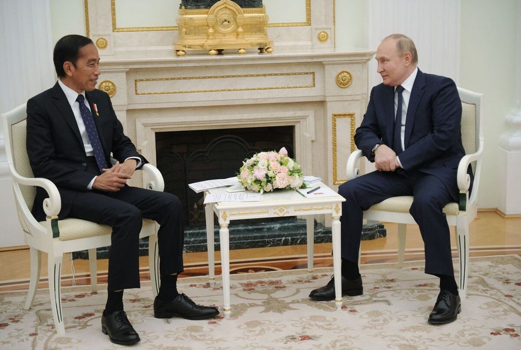 Presiden Joko Widodo berbicara dengan Presiden Rusia Vladimir Putin dalam kunjungan ke Rusia di Kremlin, Moskwa, 30 Juni 2022. 
