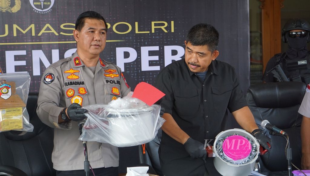 Kepala Biro Penerangan Masyarakat Polri Brigadir Jenderal (Pol) Ahmad Ramadhan (kiri) menunjukkan barang bukti dalam kasus bom bunuh diri Polsek Astanaanyar, Bandung, di Polres Kota Surakarta, Jawa Tengah, Jumat (4/8/2023).