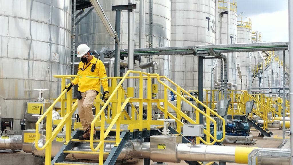 Petugas tengah berkeliling di kawasan pabrik minyak pelumas Shell Indonesia, LOBP Marunda 2.0, Bekasi, Jawa Barat, Jumat (11/11/2022).