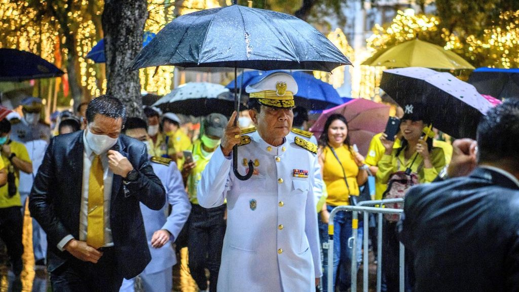 Perdana Menteri Thailand Prayuth Chan-O-Cha meninggalkan Istana Kerajaan Bangkok, Thailand, setelah menghadiri upacara peringatan tahun ke-4 meninggalnya Raja Thailand Bhumibol Adulyadej, Selasa (13/10/2020).