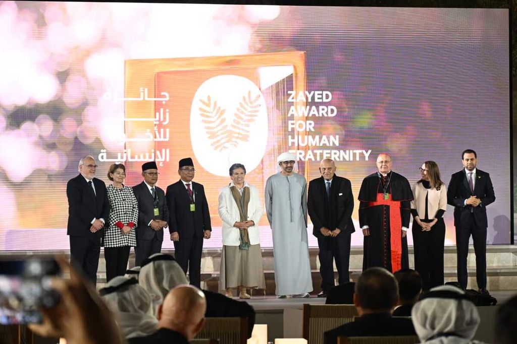 Nahdlatul Ulama dan Muhammadiyah menerima penghargaan Zayed Award for Human Fraternity 2024 pada Senin (5/2/2024) pukul 22.00 WIB di Founder’s Memorial, Abu Dhabi, Uni Emirat Arab. Mewakili Presiden Jokowi, Wakil Presiden Ma’ruf Amin turut hadir menyaksikan pemberian penghargaan bagi NU dan Muhammadiyah.