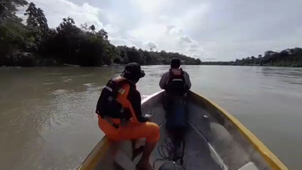 Tim SAR Jayapura mencari dua korban dalam kecelakaan perahu motor tenggelam di Sungai Mamberamo, Distrik Batani, Kabupaten Yahukimo, Papua Pegunungan, Minggu (5/2/2023).
