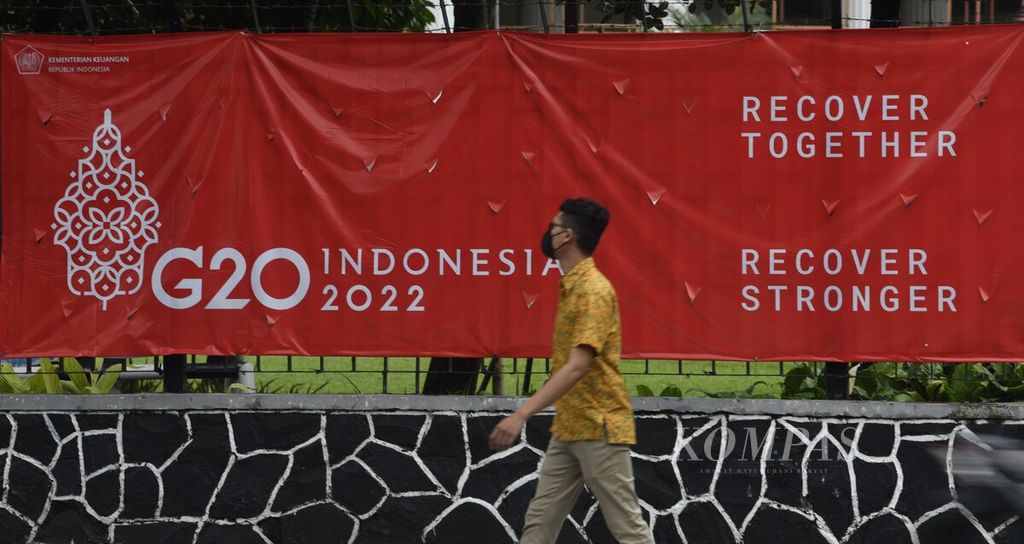 Spanduk Presidensi G-20 Indonesia yang mengusung tema ÕRecover Together, Recover StrongerÕ terpasang di Gedung Kementerian Koordinator Bidang Perekonomian di Jakarta, Selasa (7/12/2021). Sebagai forum kerja sama ekonomi multilateral, G-20 dituntut menghasilkan langkah nyata untuk percepatan pemulihan bersama. G-20 harus mampu menangani berbagai permasalahan struktural yang menghambat efisiensi dan produktivitas, serta mendorong perluasan ekonomi inklusif. KOMPAS/RADITYA HELABUMI 07-12-2021