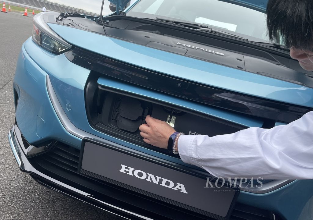 Panel pengisian baterai Honda e:NY yang bertenaga listrik murni. Foto diambil pada Minggu (29/10/2023) di area Honda Automobile R&D Center, Tochigi, Jepang.