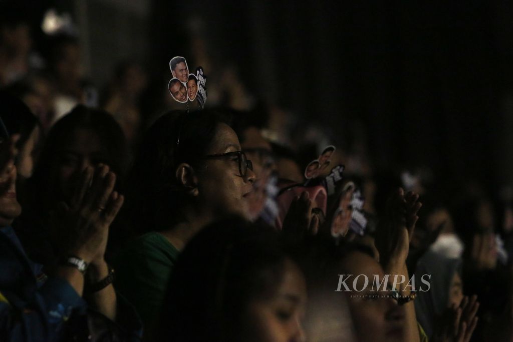 Penggemar menggunakan bando bergambar personil RAN saat menyaksikan konser tunggal RAN bertajuk The Sweet Seventeen Show di Gelanggang Basket, kompleks Gelora Bung Karno, Senayan, Jakarta, Rabu (20/12/2023). 