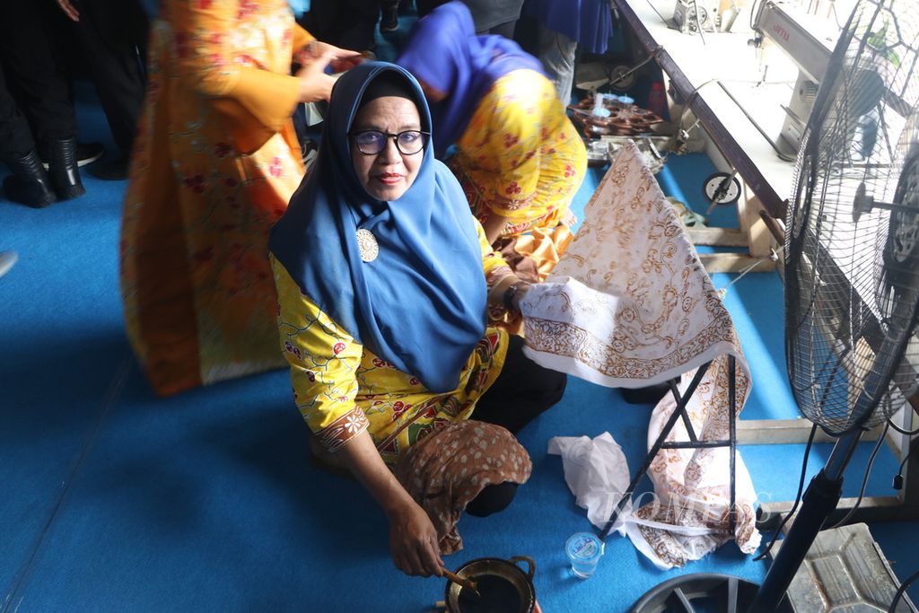 Pelaku usaha mikro, kecil, dan menengah menulis batik corak rambutan Binjai di Kota Binjai, Sumatera Utara, Selasa (17/1/2023). 