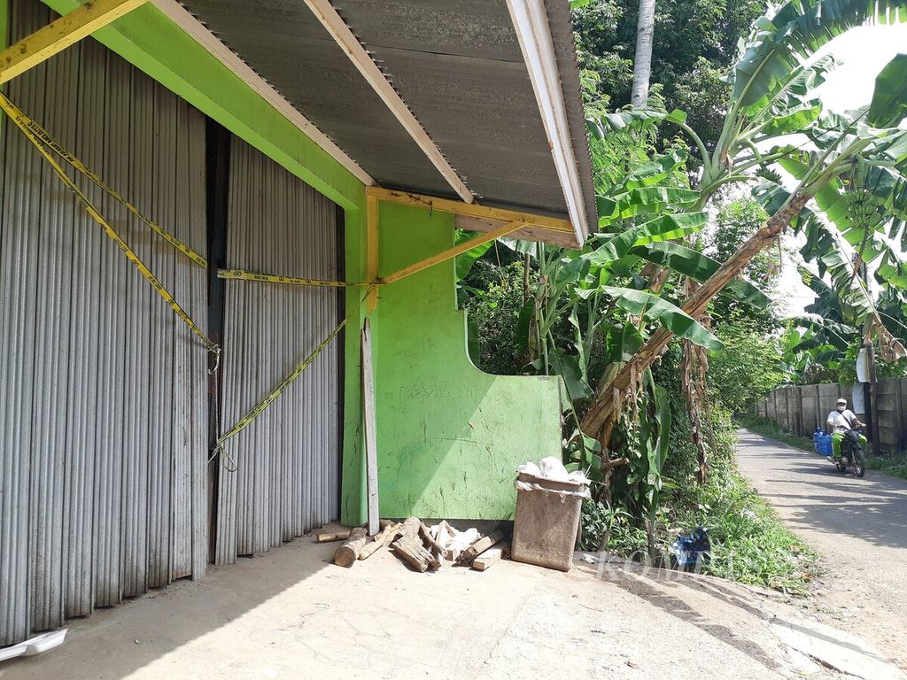 Salah satu rumah di Kelurahan Rawasari,  Kecamatan Alam Barajo, Kota Jambi, yang diberi garis polisi disebut-sebut warga sebagai sarang narkoba, Rabu (23/8/2023). Warga mendesak penegak hukum menangkap bandar dan pengedar sabu di kampung itu.