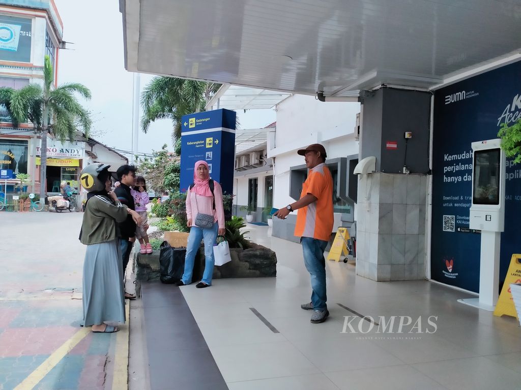 Calon penumpang kereta api mendatangi Stasiun Tanjung Karang, Bandar Lampung, Senin (7/11/2022). Perjalanan kereta api penumpang dari Bandar Lampung menuju Sumatera Selatan  atau sebaliknya dibatalkan akibat adanya kecelakaan KA Babaranjang.