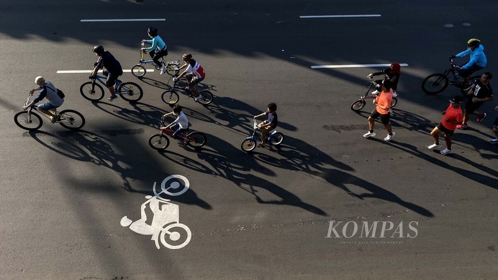 Warga mengisi hari Minggu (28/3/2021) pagi dengan berolahraga sepeda di Jalan Jenderal Sudirman-Thamrin, Jakarta. Bersepeda dapat menjadi pilihan olahraga masyarakat di tengah puasa Ramadhan.