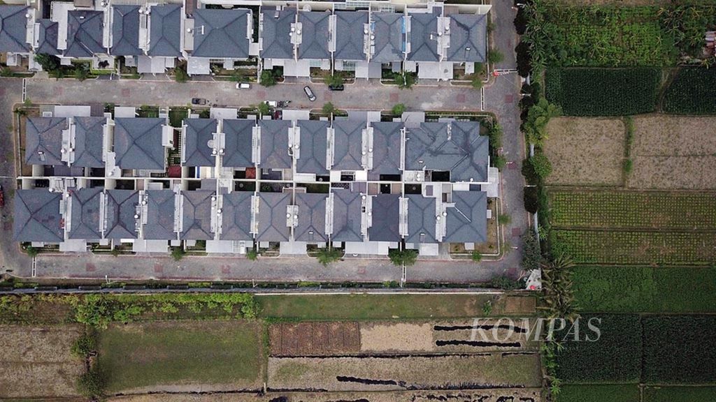 Pembangunan kompleks perumahan yang menggunakan bekas lahan sawah terus bermunculan, salah satunya di Desa Sendangadi, Kecamatan Mlati, Kabupaten Sleman, Daerah Istimewa Yogyakarta, Senin (4/9/2017).