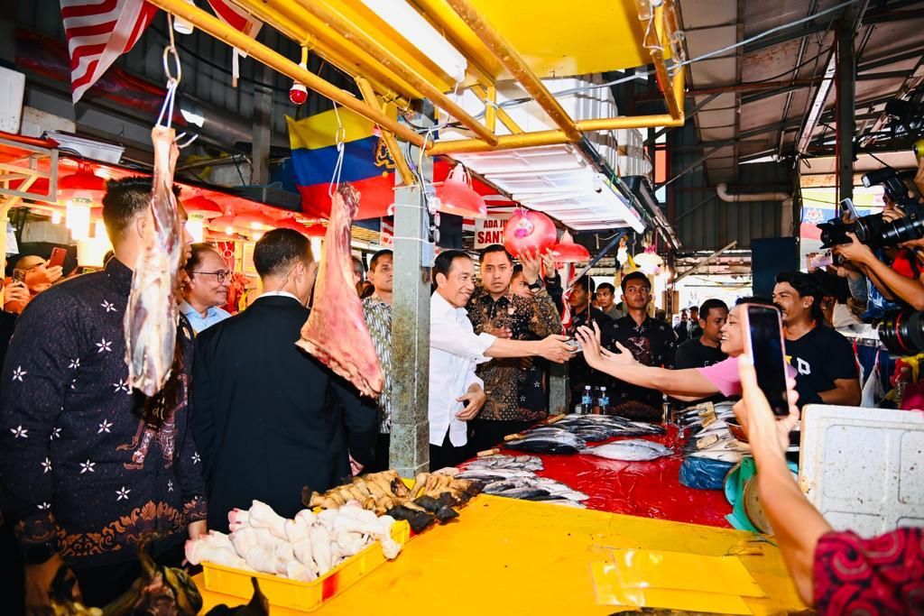 Presiden Joko Widodo dan Perdana Menteri Malaysia Anwar Ibrahim mengunjungi Pasar Chow Kit, Kuala Lumpur, Malaysia, Kamis (8/6/2023). Para pedagang antusias menyambut dan mengajak Presiden berswafoto.