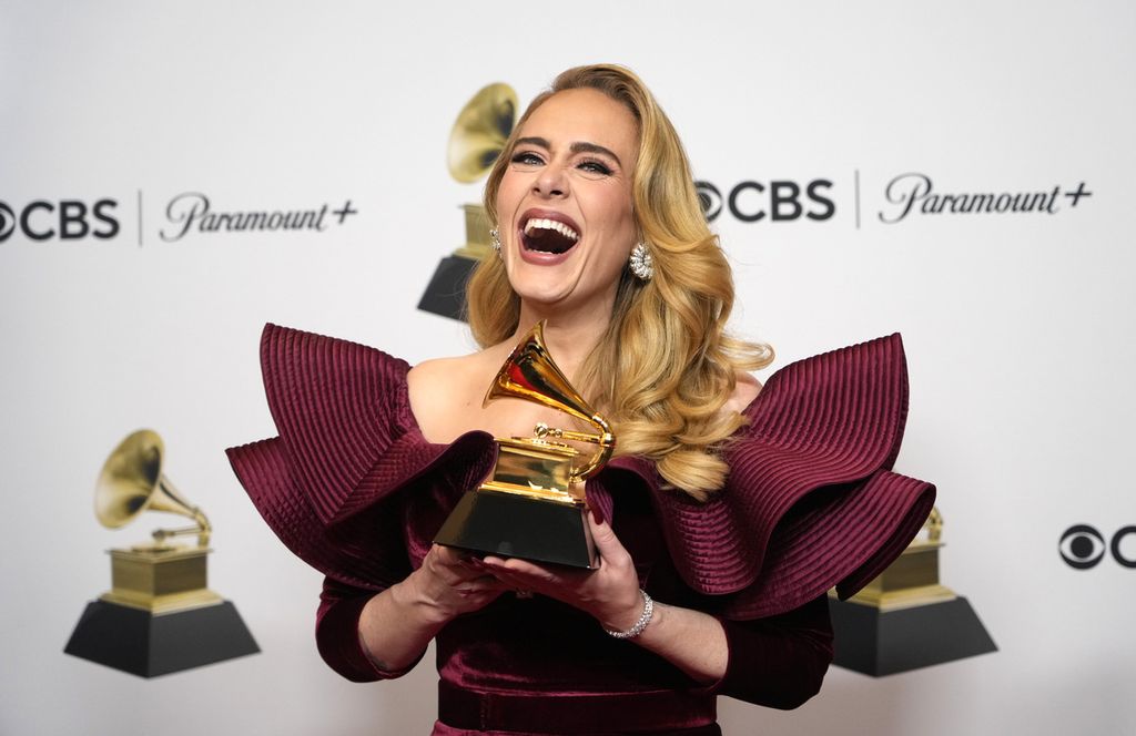 Adele, berpose saat memenangi Grammy Award untuk kategori  Best Pop Solo, Minggu (5/2/2023)