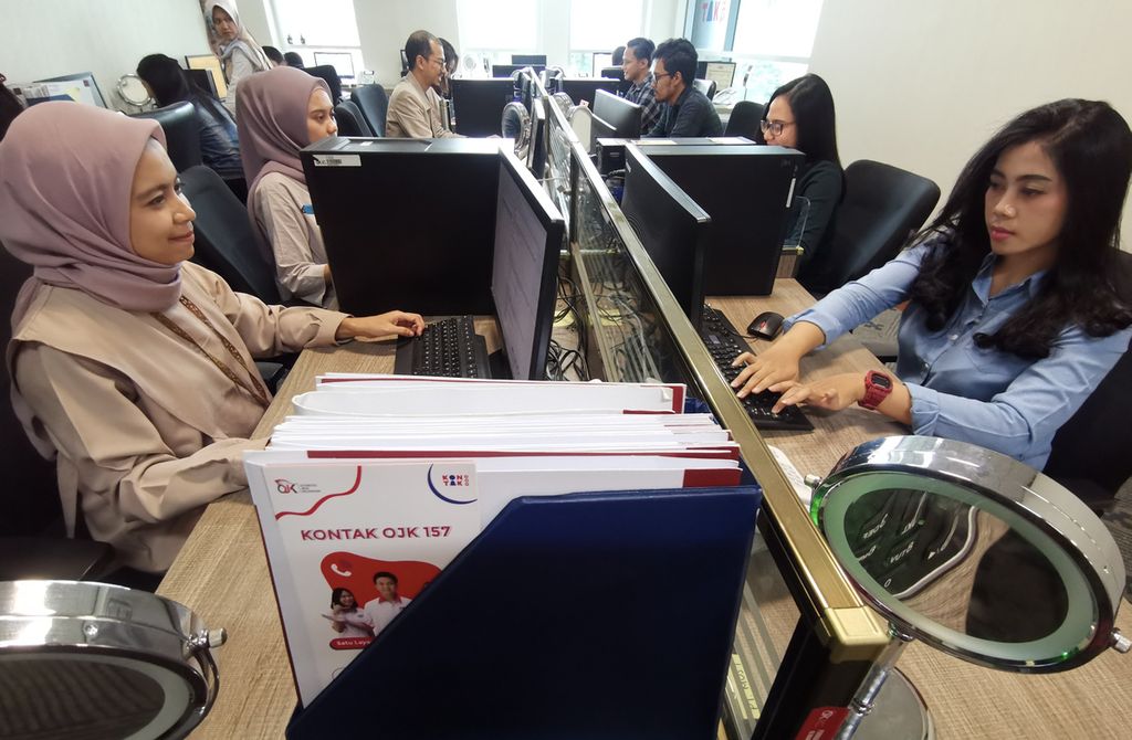 Suasana <i>call centre</i> Pelayanan Pelanggan di Sistem Layanan Informasi Keuangan (SLIK) Otoritas Jasa Keuangan, Gedung Radius Prawiro, Bank Indonesia, Jakarta, Jumat (14/2/2020). Otoritas Jasa Keuangan (OJK) mewajibkan perusahaan asuransi untuk memiliki direktur kepatuhan sebagai upaya perusahaan menerapkan tata kelola secara baik.