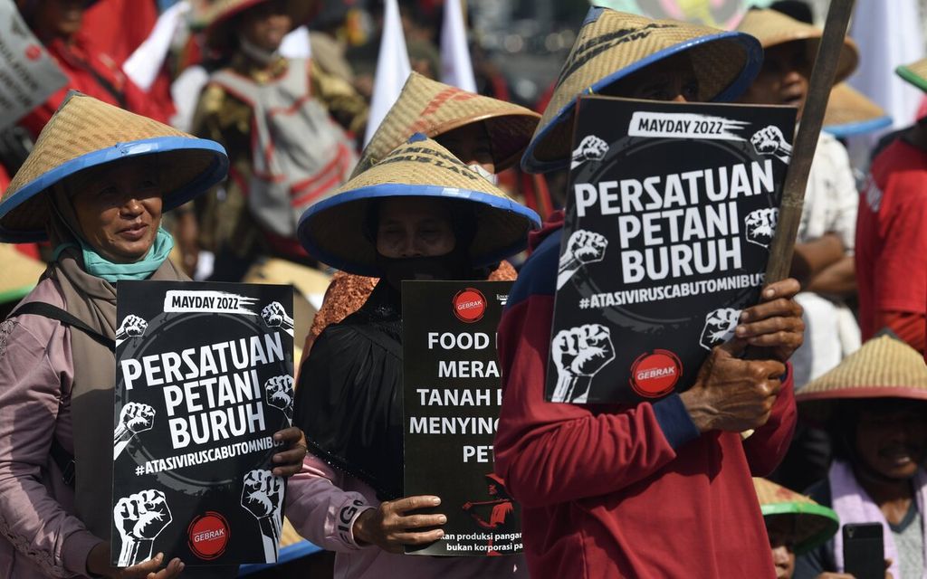 Massa buruh yang tergabung dalam Aliansi Gerakan Buruh Bersama Rakyat (Gebrak) menggelar aksi di kawasan Patung Arjuna Wijaya, Jakarta, Sabtu (21/5/2022). Dalam aksi yang juga bertepatan dengan 24 tahun reformasi tersebut, massa buruh menyerukan sejumlah tuntutan, seperti hentikan pembahasan UU CIpta Kerja inkonstitusional, tuntaskan kasus pelanggaran HAM, turunkan harga barang dan kebutuhan pokok, serta menolak penundaan pemilu. Meski telah memasuki tahun ke 24 reformasi sejak pemerintah Orde Baru tumbang pada Mei 1998, demokrasi di Indonesia masih menghadapi tantangan yang besar. Pembatasan kebebasan sipil, pelanggaran HAM, serta kasus korupsi masih terus terjadi. Namun, di sisi lain gerakan masyarakat sipil juga terus tumbuh dalam menyuarakan kebebasan berpendapat dengan mengusung isu-isu kerakyatan, seperti reforma agraria, penyelamatan lingkungan, kesejahteraan dan upah buruh, termasuk penyelesaian kasus pelanggaran HAM. 
