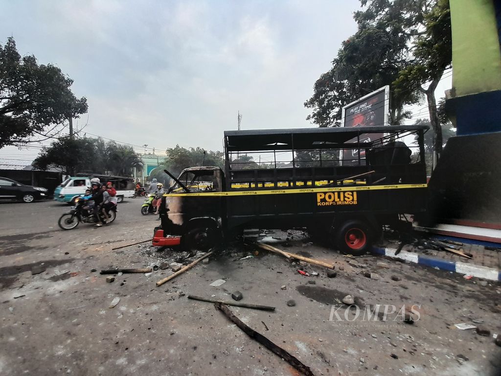 Truk milik polisi yang dibakar massa saat kerusuhan di Stadion Kanjuruhan, Kabupaten Malang, Jawa Timur, Sabtu (1/10/2022) malam.
