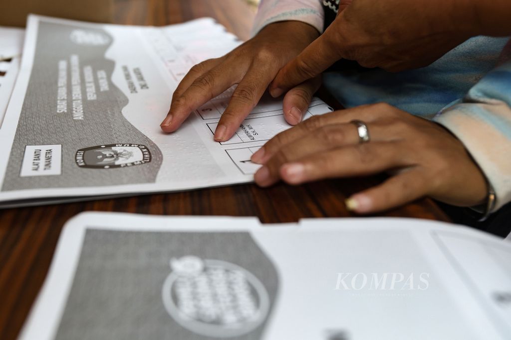 Tangan seorang disabilitas meraba huruf braile di atas alat bantu surat suara untuk tunanetra ketika simulasi pemungutan suara Pemilu 2024 di halaman Kantor Wali Kota Jakarta Pusat, Rabu (17/1/2024). 