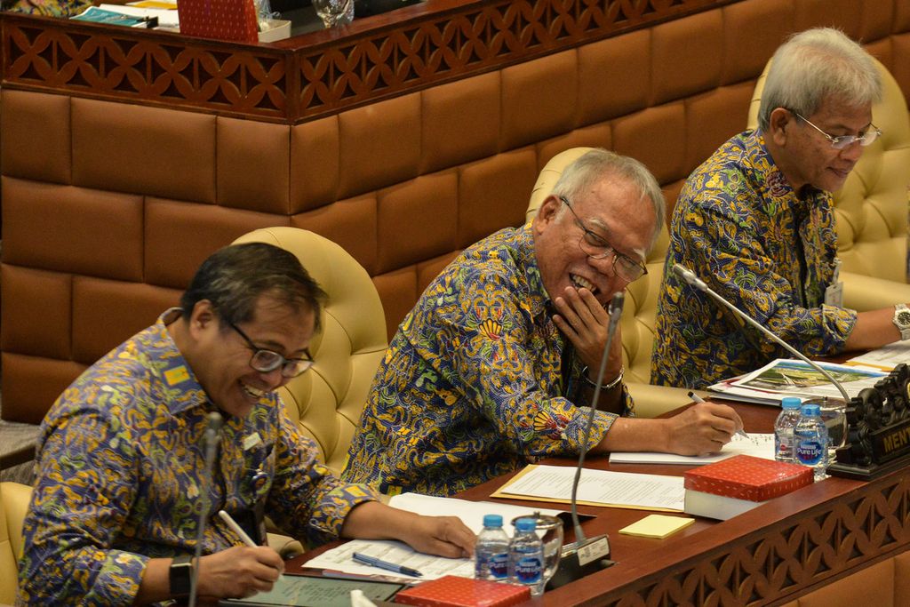 Menteri Basuki Hadimuljono (kedua dari kanan) tertawa saat mendengarkan canda dari anggota DPR Komisi V di Kompleks Parlemen, Jakarta, Rabu (7/6/2023).