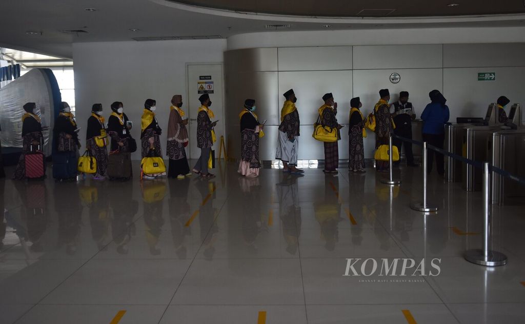 Jamaah umrah antre memeriksakan barang bawaan serta tiket di Terminal 2 Bandara Internasional Juanda Surabaya, Kabupaten Sidoarjo, Jawa Timur, Senin (14/3/2022). Setelah dua tahun terdampak pandemi Covid-19, pada 14 Maret dilakukan pemberangkatan jamaah umrah perdana melalui Bandara Juanda oleh Maskapai Lion Air. Jamaah umrah yang berangkat sejumlah 366 jamaah. Penerbangan umrah dijadwalkan berlangsung dua kali dalam seminggu.