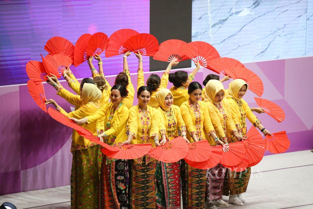 Penampilan komunitas <i>flash mob </i>dan alumni Universitas Indonesia pada puncak peringatan Hari Kebaya Nasional 2024 di Istora Senayan, Jakarta, Rabu (24/7/2024).