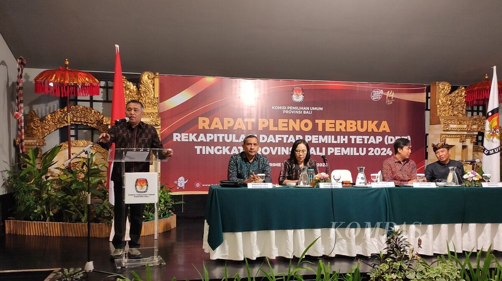 KPU Provinsi Bali menggelar rapat pleno terbuka rekapitulasi DPT Provinsi Bali untuk Pemilu 2024 di Kota Denpasar, Rabu (28/6/2023). Ketua KPU Provinsi Bali I Dewa Agung Gede Lidartawan (berdiri, kiri) memberikan sambutan dalam pembukaan rapat.