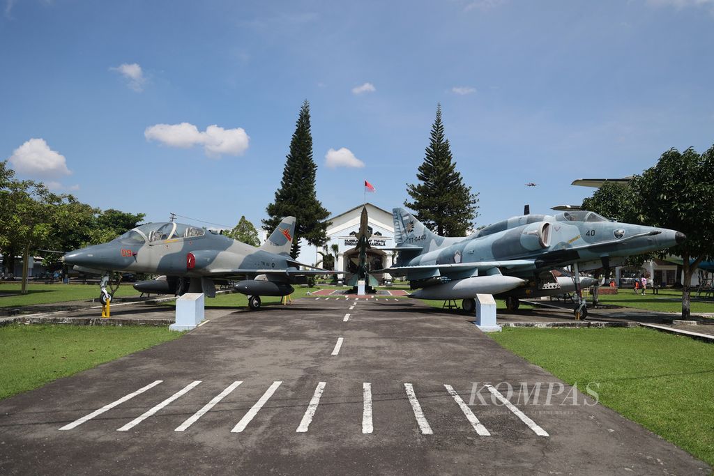 Pesawat Hawk MK-35 (kiri) dan A4-Skyhawk menjadi koleksi Museum Pusat TNI Angkatan Udara Dirgantara Mandala di kompleks Lanud Adi Sutjipto, Sleman, DI Yogyakarta, Rabu (5/4/2023). 