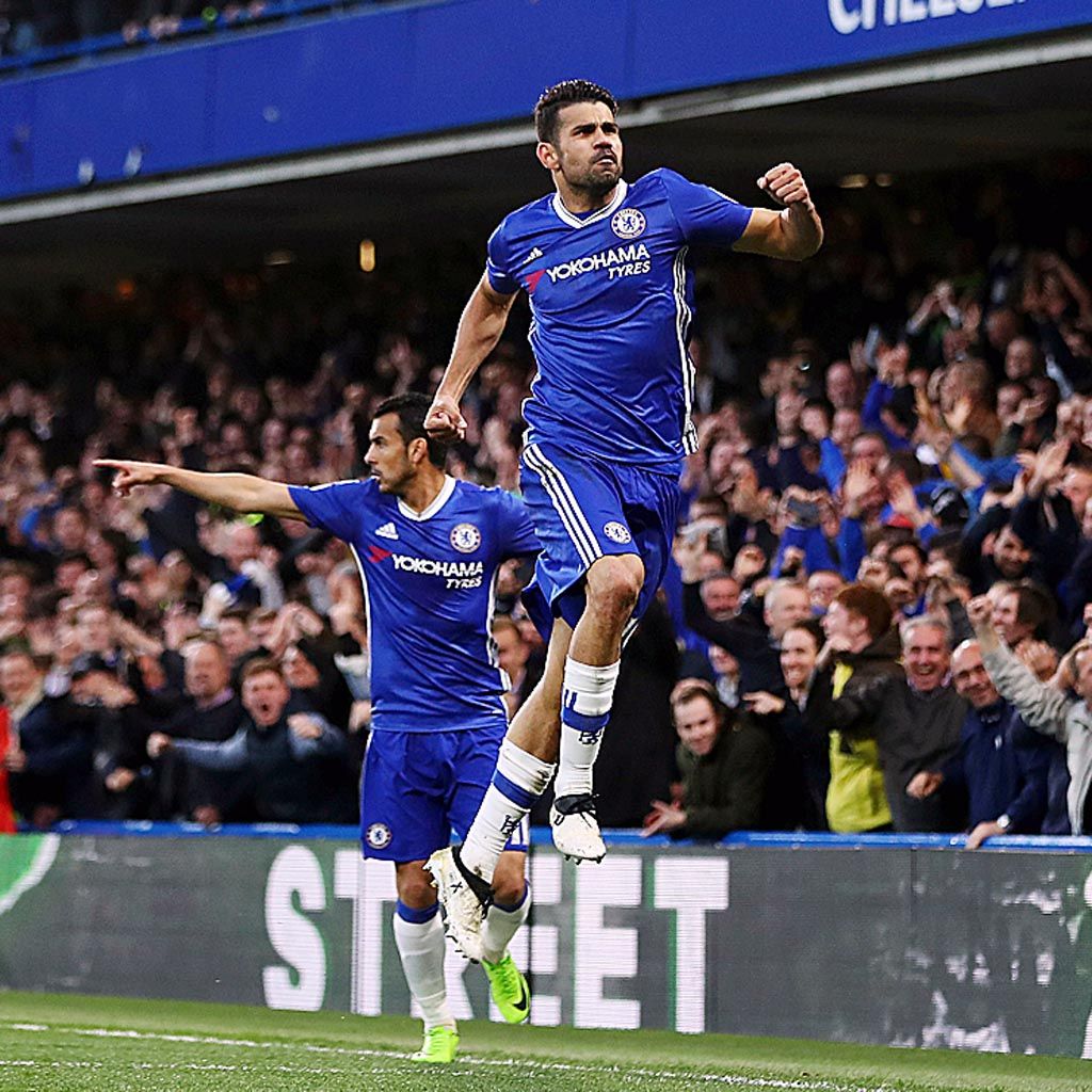 Penyerang  Chelsea, Diego Costa, merayakan gol yang dicetaknya ke gawang Middlesbrough pada pertandingan Liga Inggris di Stamford Bridge, London, Selasa (9/5) dini hari WIB. Chelsea menang dengan skor 3-0 dan kian dekat dengan trofi juara Liga Inggris.