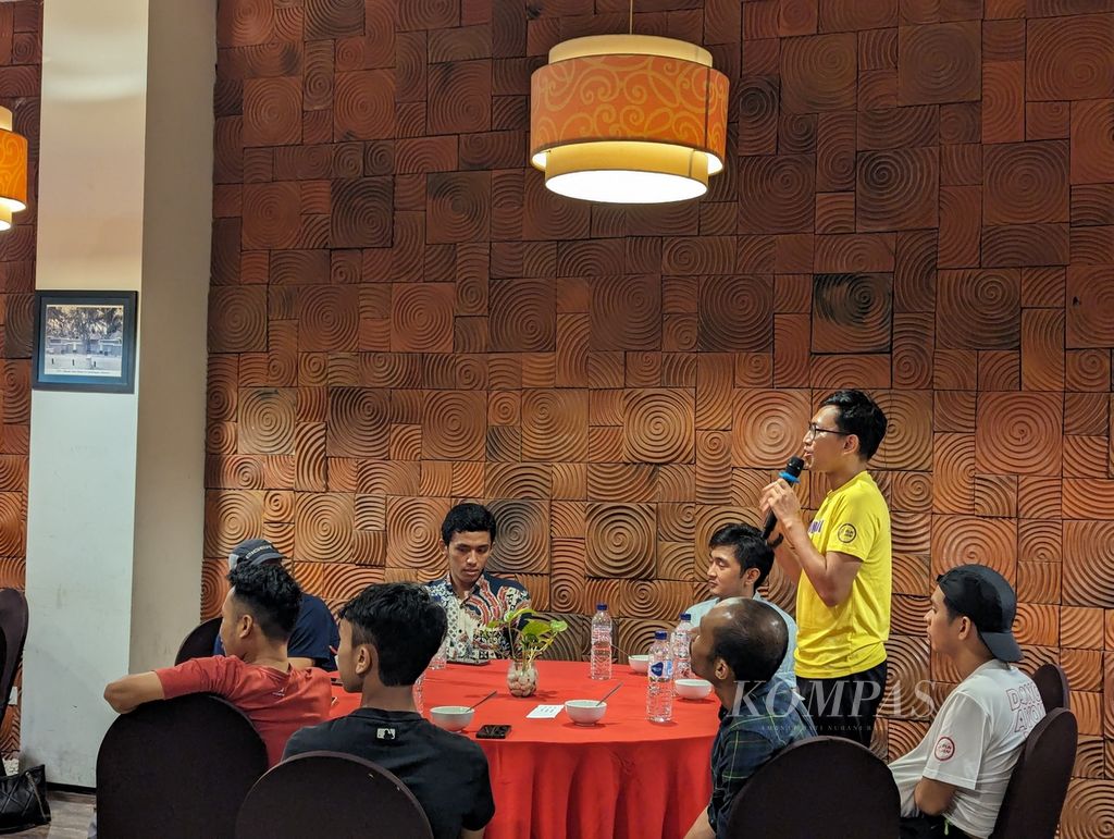 Enthusiastic participants asked questions during the Road to Rinjani 100 Ultra-Talk activity: "Preparation for Conquering the 162 Km Rinjani 100" held at Lombok Plaza, Mataram, West Nusa Tenggara on Thursday (23/5/2024). The event is part of the Rinjani 100 Ultra activities that will take place on 24-26 May 2024.