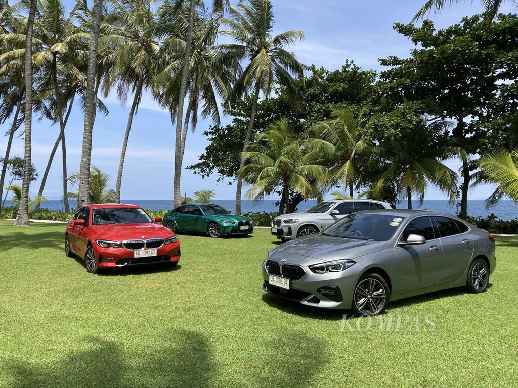 Mobil-mobil BMW yang terlibat dalam acara BMW Driving Experience: Explore Mandalika di Lombok, NTB, 18-21 Maret 2022.