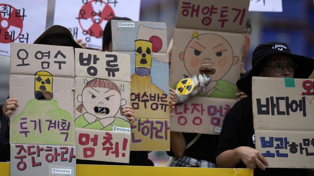 Sejumlah aktivis lingkungan hidup di Seoul, Korea Selatan, Kamis (24/8/2023) berunjuk-rawsa memprotes kebijakan Pemerintah Jepang membuang air limbang PTLN Fukuhsima Daiichi ke Samudera Pasifik.  (AP Photo/Lee Jin-man)