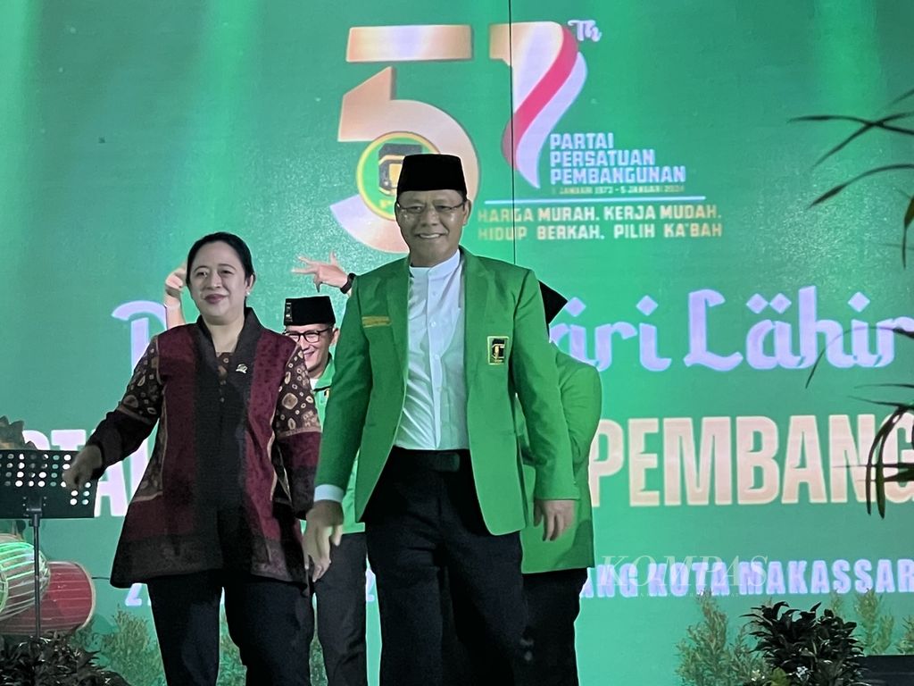 Ketua DPP PDI Perjuangan Puan Maharani didampingi Ketua Umum PPP Muhamad Mardiono berjalan di atas panggung pada Puncak Peringatan Harlah PPP di Makassar, Sulawesi Selatan, Sabtu (27/1/2024).