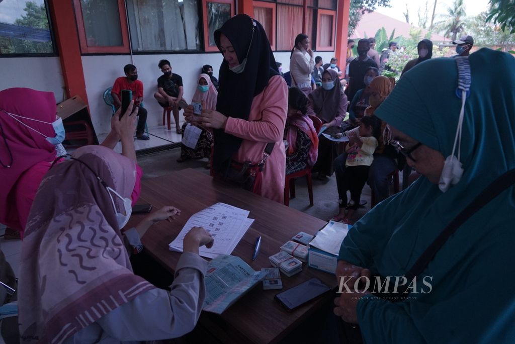 Petugas Kantor Pos Kendari mendata warga penerima BLT minyak goreng di Kendari, Sulawesi Tenggara, Rabu (13/4/2022). Sebanyak 15.909 warga menjadi penerima bantuan sebesar Rp 100.000 per bulan. Pemerintah telah menggelontorkan Rp 6,9 triliun untuk bantuan tunai masyarakat kecil seiring kenaikan harga minyak goreng.