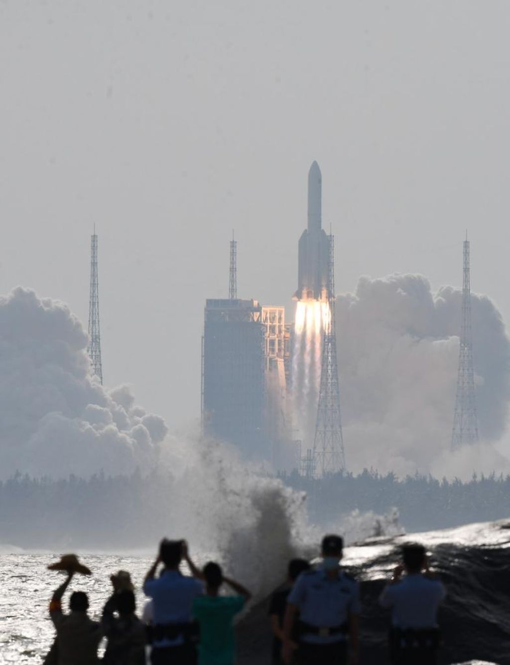 Warga menyaksikan peluncuran roket peluncur Long March-5B Y4 dari Bandar Antariksa Wenchang, Provinsi Hainan, 31 Oktober 2022. Roket tersebut membawa modul Mengtian untuk dipasang di stasiun luar angkasa China, Tiangong. Bekas roket peluncur tersebut telah masuk kembali ke Bumi pada Jumat (4/11/2022) pukul 17.01 WIB di atas Samudra Pasifik bagian selatan.
