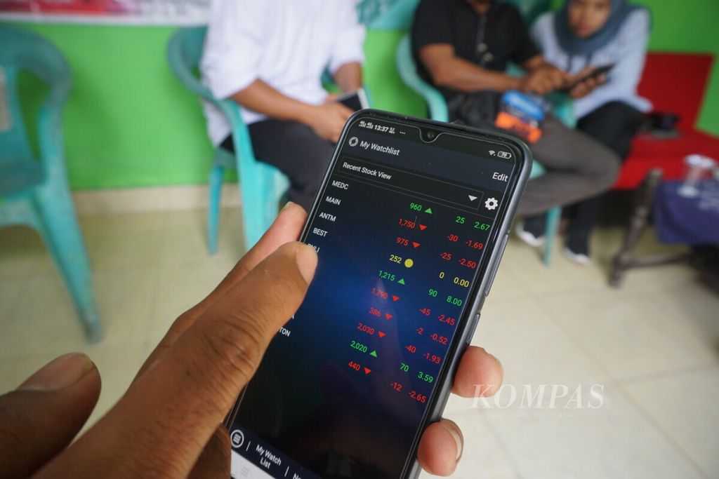 Aplikasi pemantau pergerakan harga saham pada layar gawai milik Roziqin Sulaiman (41), warga Desa Sidorejo, Kecamatan Sidomulyo, Lampung Selatan, Lampung, Jumat (15/2/2019).