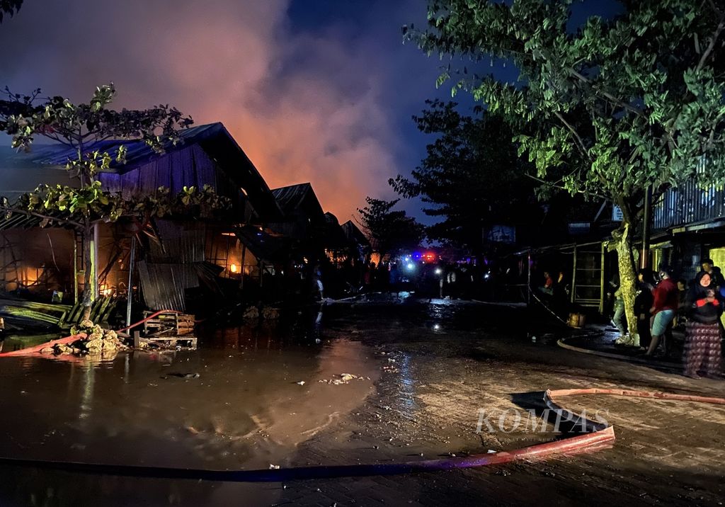 Kebakaran di relokasi Pasar Johar di kawasan Masjid Agung Jawa Tengah, Kecamatan Gayamsari, Kota Semarang, Jawa Tengah, Rabu (2/2/2022). Api diduga bermula dari blok yang banyak menjual pakaian dan kain. 