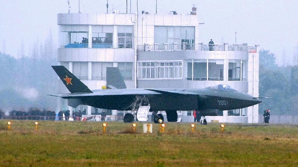 Dalam foto yang direkam di Pangkalan Udara Chengdu, China, Januari 2011, ini terlihat purwarupa pesawat J-20. China kini sudah punya 150 pesawat J-20 dan berencana terus menambahnya.