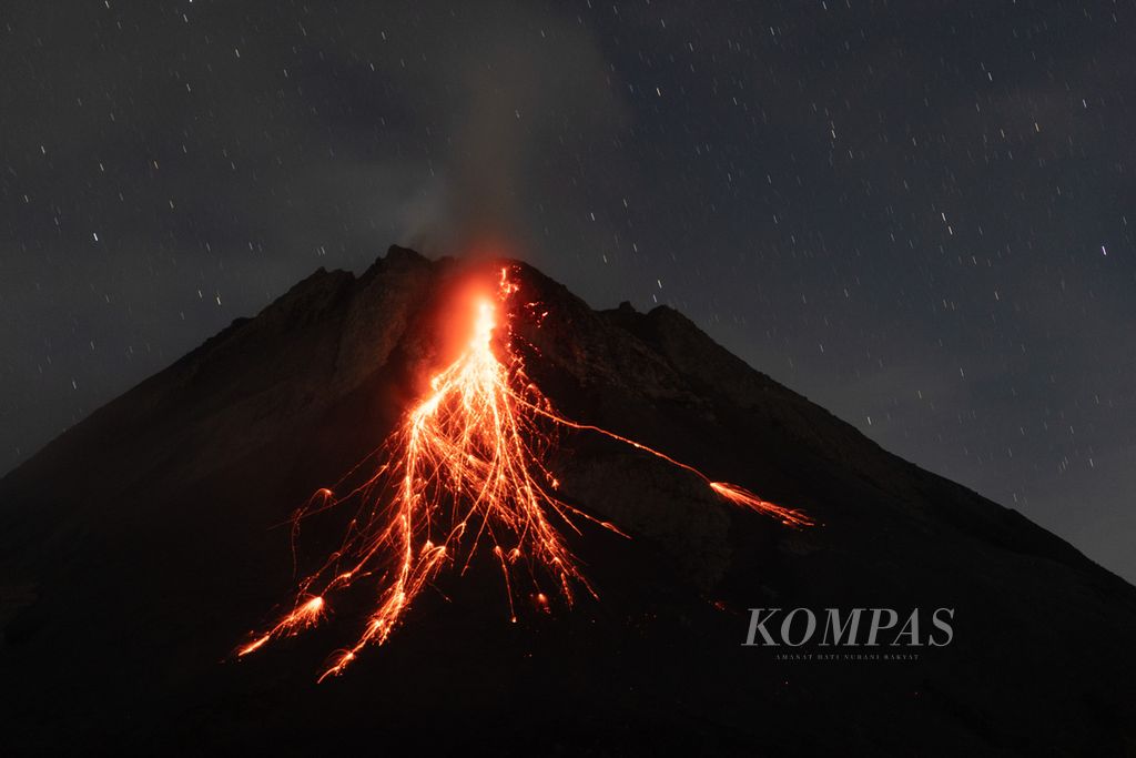 Guguran lava pijar dari Gunung Merapi terlihat dari Desa Kemiren, Srumbung, Magelang, Jawa Tengah, Selasa (23/5/2023) dini hari. 