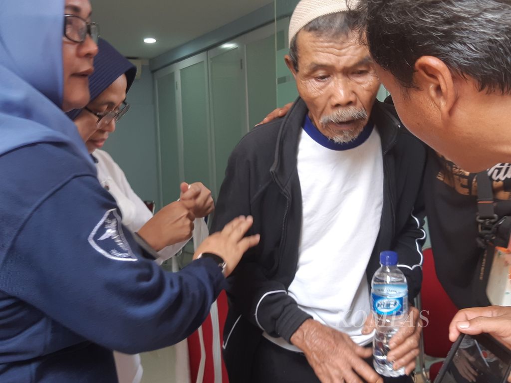 Kesedihan Darsya (68) (menggunakan peci), ayah dari Ahim Romansah (38), ketika menjemput jenazah anaknya di RS Polri Kramat Jati, Jakarta Timur, Senin (15/4/2024). Ahim menjadi salah satu korban kecelakaan di Km 58 Tol Jakarta-Cikampek.