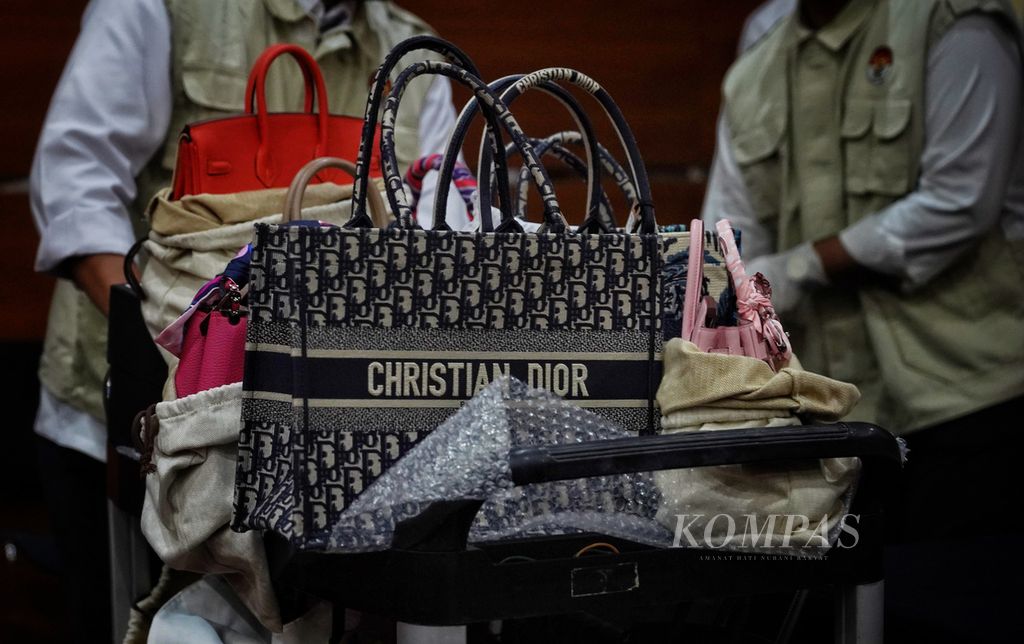 A number of luxury bags confiscated from officials from the Indonesian Directorate General of Taxes, Rafael Alun Sambodo, were shown in April 2023.