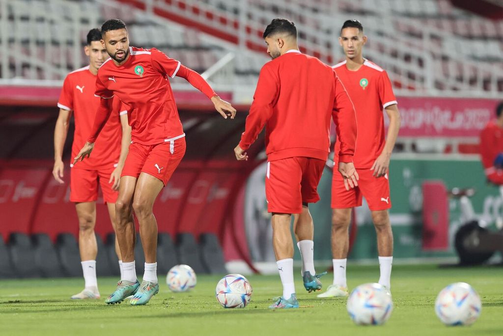 Penyerang Maroko, Youssef En-Nesyri (kedua dari kiri), berlatih di Stadion Al Duhail SC, Doha, Senin (5/12/2022). Maroko akan melawan Spanyol dalam pertandingan babak 16 besar Piala Dunia Qatar, Selasa (6/12/2022). 