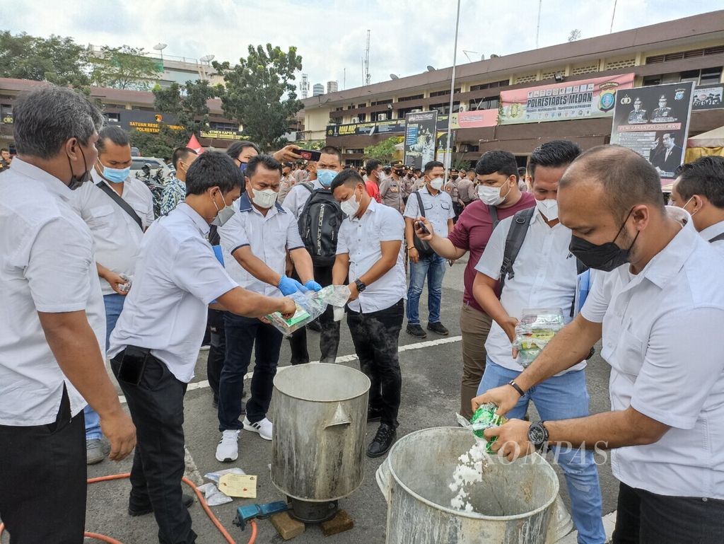 Petugas Kepolisian Resor Kota Besar Medan memusnahkan narkoba, di Medan, Selasa (11/1/2022). 