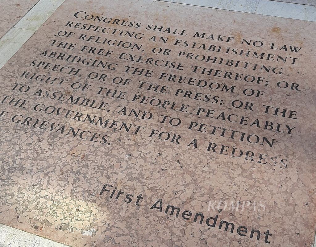 Kutipan dari Amendemen Pertama Konstitusi Amerika Serikat tertanam di salah satu bagian di Poyter Institute di St Petersburg, Florida, Amerika Serikat, seperti terlihat Juli 2022.