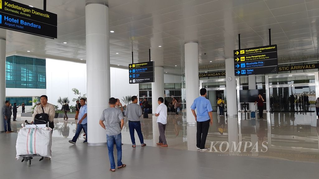 Suasana di depan pintu kedatangan terminal Bandara Internasional Syamsudin Noor di Banjarbaru, Kalimantan Selatan, pada hari pertama pengoperasian terminal baru, Selasa (10/12/2019). 