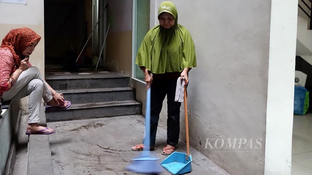 Kustini (50) dan Siti Aminah (40) memilih bekerja sebagai tenaga pembantu di sebuah apartemen di Jakarta. Mereka yang sebelumnya pernah bekerja sebagai pekerja rumah tangga kini menolak karena beratnya pekerjaan, jam kerja yang panjang, tetapi upah yang tak memadai. Saat ini, warga Jakarta dan sekitarnya semakin sulit mencari orang yang bersedia menjadi pekerja rumah tangga.