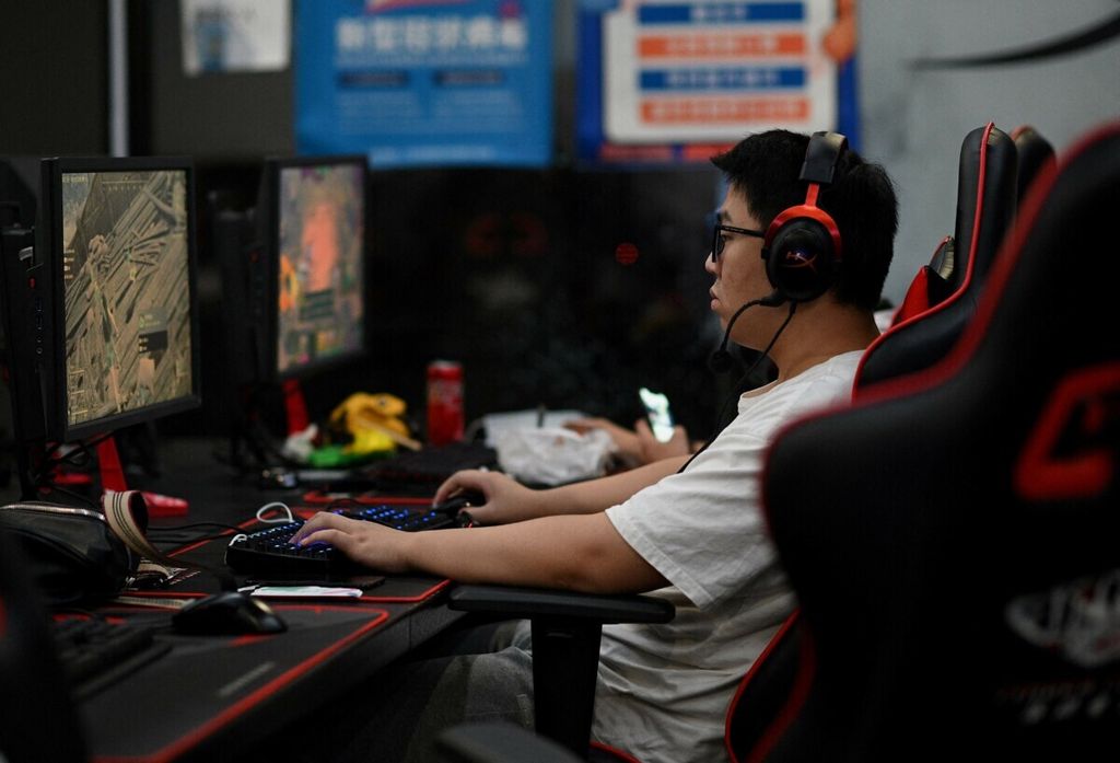 Seorang pemuda bermain gim daring di sebuah warung internet di Beijing. Foto diambil pada 31 Agustus 2021. Pemerintah China mengumumkan pembatasan waktu bermain gim daring untuk anak-anak.