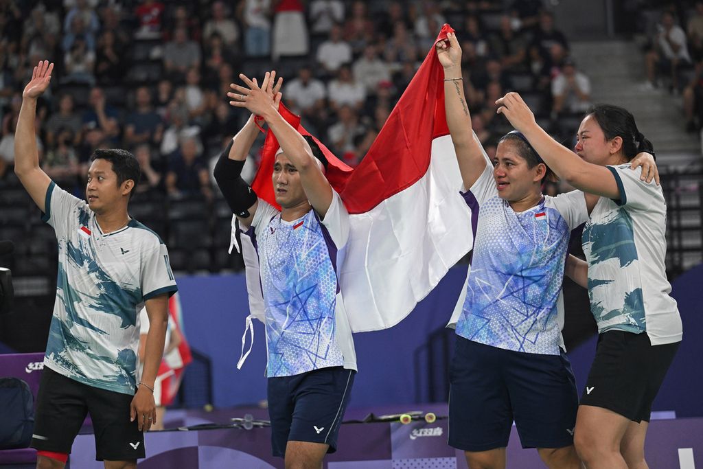 Pasangan ganda campuran SL3-SU5 Indonesia, Hikmat Ramdani/Leani Ratri Oktila, bersama pasangan Fredy Setiawan/Khalimatus Sadiyah bersama-sama melakukan selebrasi setelah berhasil mempersembahkan medali emas pertama Indonesia serta medali perak di Paralimpiade Paris 2024 di Porte de la Chapelle Arena, Paris, Perancis, Senin (2/9/2024).