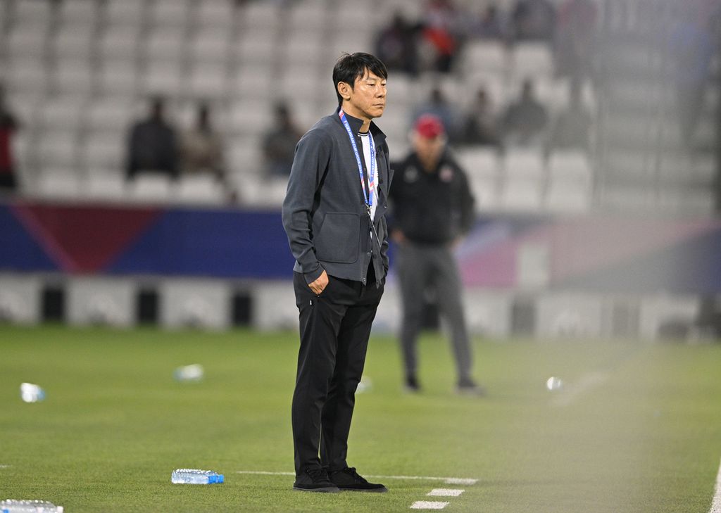 Indonesian U-23 coach Shin Tae-yong observed the actions of his players during the match against Qatar in the 2024 U-23 Asian Cup on Monday (15/4/2024) at Jassim bin Hamad Stadium, Al Rayyan, Qatar. Indonesia aims to rise up in the second match against Australia.
