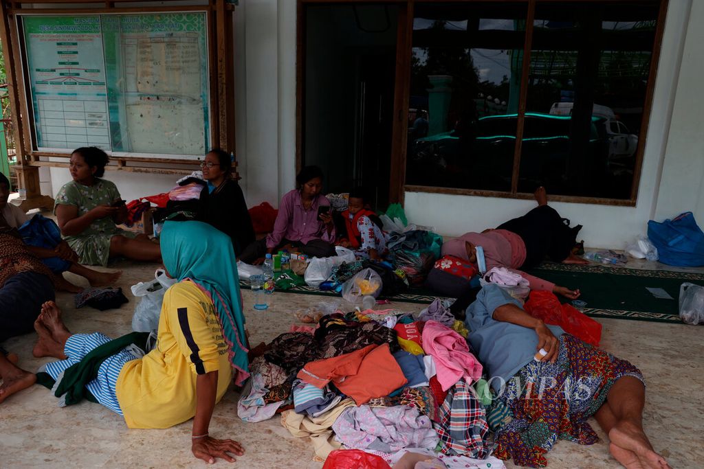 Warga yang mengungsi di salah satu masjid setelah banjir bandang menerjang Desa Sinomwidodo, Kecamatan Tambakromo, Kabupaten Pati, Jawa Tengah, Kamis (1/12/2022). 