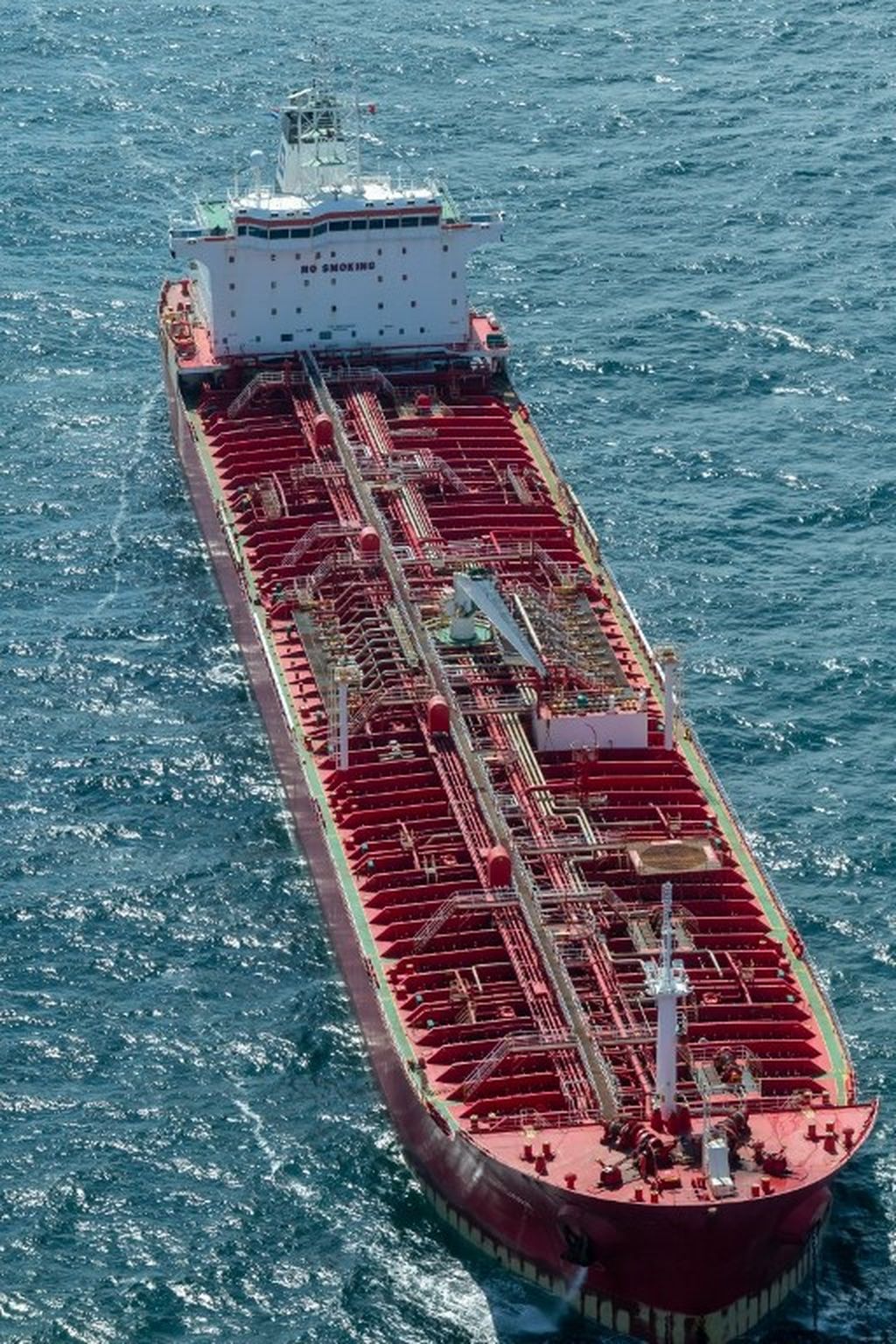 Kapal tanker Sunny Liger berbendera Kepulauan Marshall yang mengangkut diesel Rusia, berlabuh di Laut Utara, dekat Ijmuiden, 30 April 2022. 