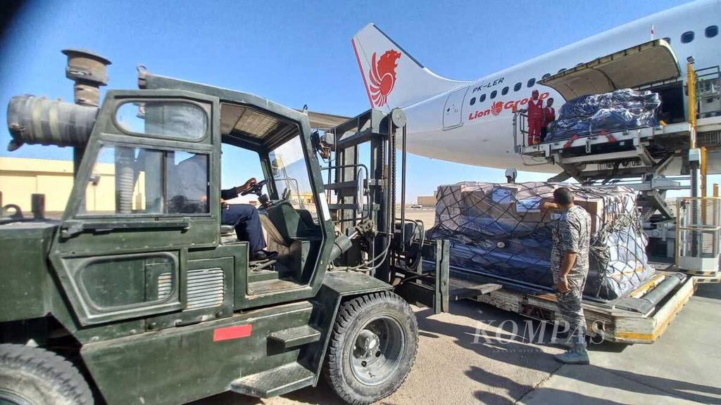 Bantuan yang dihimpun Pemerintah Indonesia untuk warga Palestina di Gaza tiba di Pangkalan Udara El Arish, Mesir, pada Senin (6/11/2023).